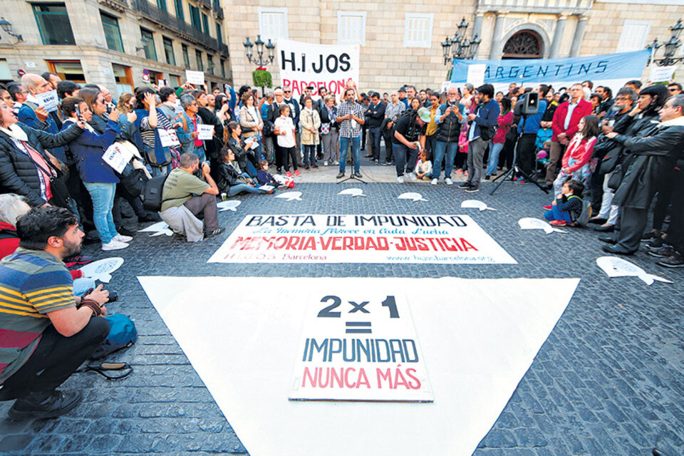 En Barcelona la manifestación fue en la plaza Sant Jaume, en el centro de la ciudad. (Fuente: EFE)