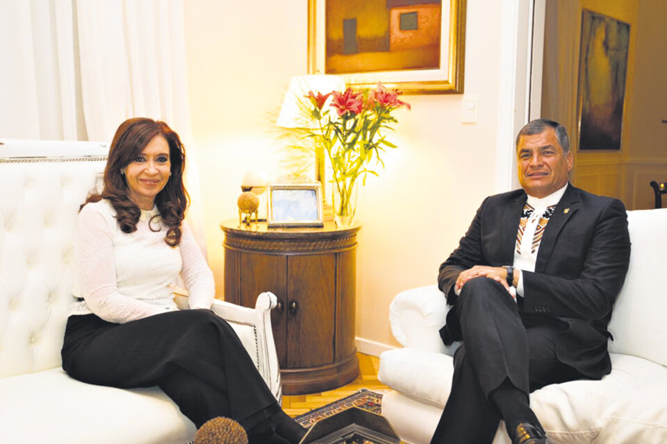 Correa visitó a CFK en su departamento de Recoleta, donde dialogaron durante más de una hora.