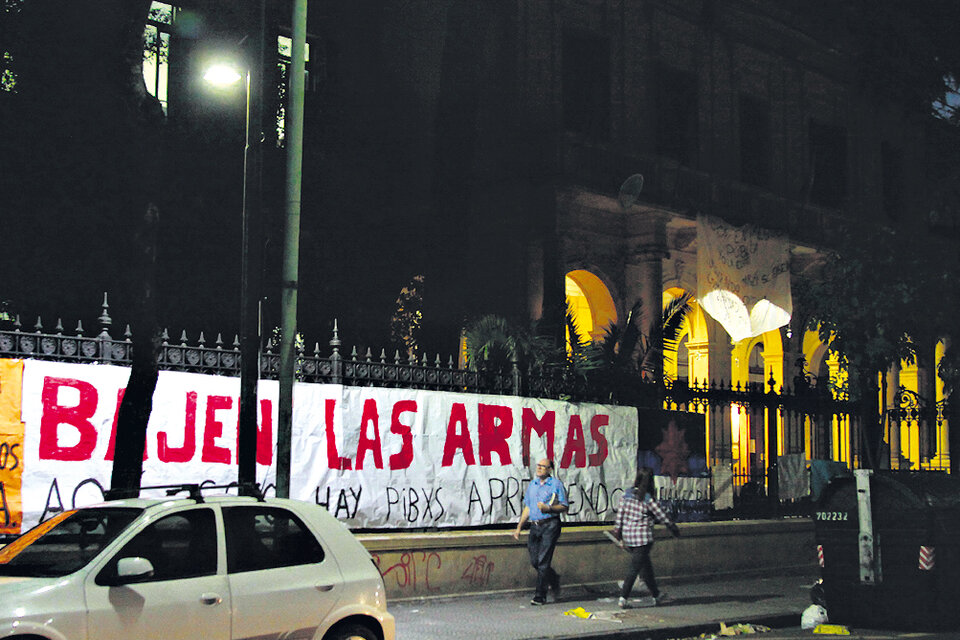 Una pintada en el colegio Mariano Acosta en contra de los abusos policiales. (Fuente: Jorge Larrosa)