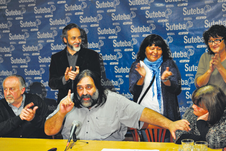 Roberto Baradel acompañado por Hugo Yasky (CTA), Sonia Alesso (Ctera) y Eduardo López (UTE), entre otros. (Fuente: Pablo Piovano)
