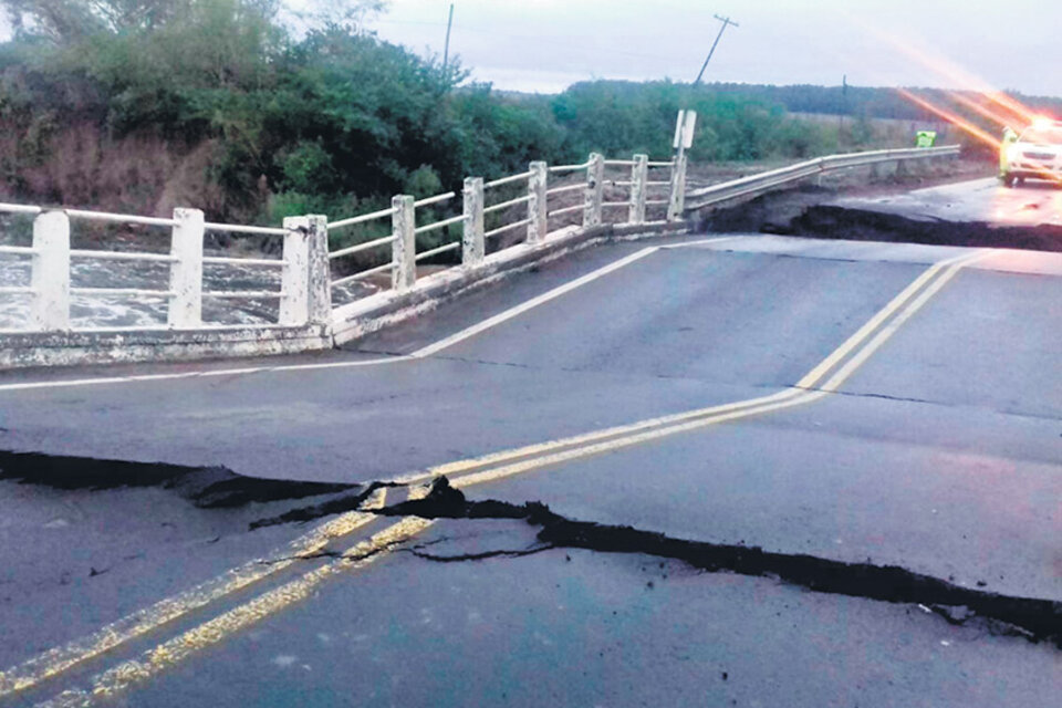 El gran caudal del arroyo Ibirí Cuá, en Corrientes, provocó la caída de un puente en la ruta 12. (Fuente: Télam)