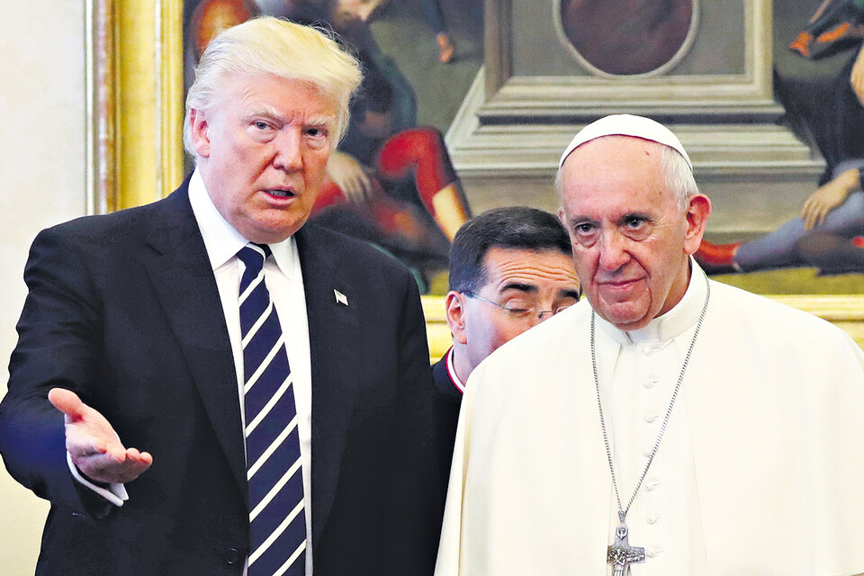 “You are welcome”, le dijo el Papa a Trump en la biblioteca pontificia del Palacio Apostólico del Vaticano. (Fuente: AFP)