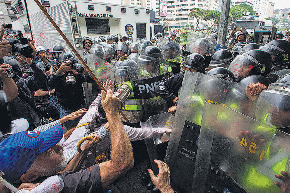 Policías reprimen ayer en Caracas una “marcha de los abuelos”. (Fuente: EFE)