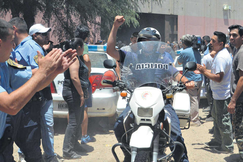 Una imagen de los policías autoacuartelados en 2013, al salir de la dependencia y ser vivados por sus colegas.