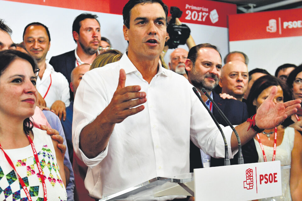 Sánchez aboga por un PSOE de izquierda que no sea cómplice del Partido Popular en el poder.