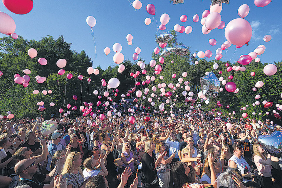 Miles de personas sueltan globos en homenaje a los muertos de Manchester en Royton, Inglaterra. (Fuente: AFP)