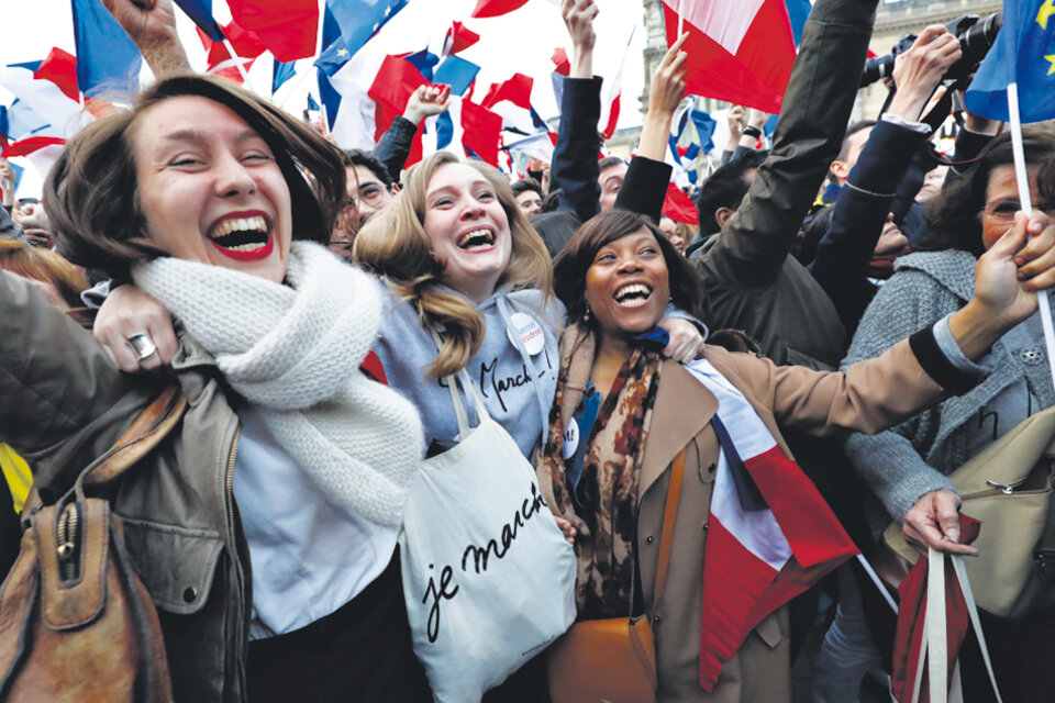 Simpatizantes de Macron festejan la victoria.
