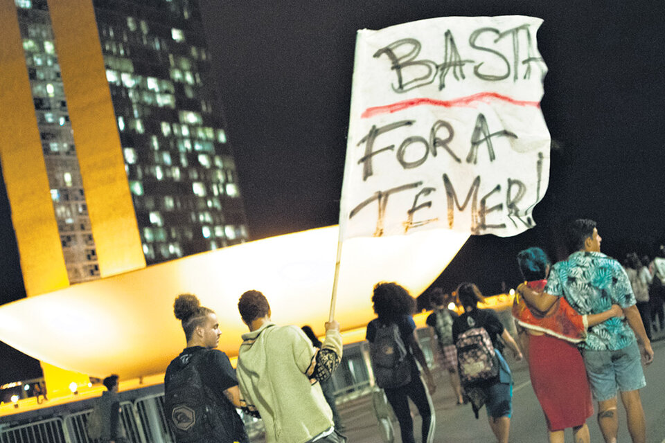 Manifestantes piden la renuncia de Temer en la Explanada de Ministerios de la capital brasileña. (Fuente: AFP)