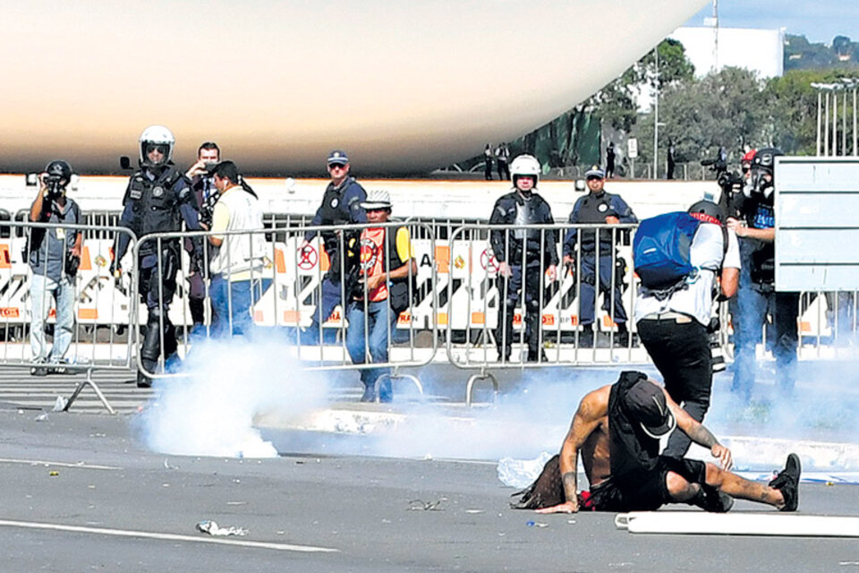 Un manifestante cae herido en un choque con policías durante la protesta en contra del gobierno de Temer. (Fuente: AFP)