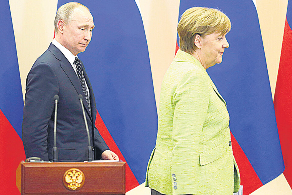 Putin recibió a Merkel en Sochi. (Fuente: EFE)