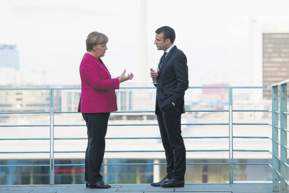 “De la simbiosis de las posturas de Berlín y París siempre sale algo bueno”, dijo Merkel a Macron. (Fuente: EFE)
