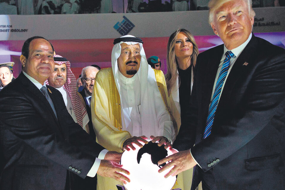 Trump junto al rey saudita Salman (centro) y el presidente egipcio Al Sisi.