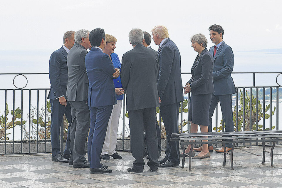 Trump, Merkel, Macron, Abe, May, Trudeau y dos líderes de la UE charlan en Taormina. (Fuente: AFP)