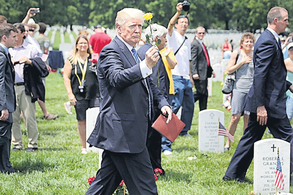 Trump visitó el cementerio de Arlington y rindió un homenaje especial a Robert Kelly. (Fuente: AFP)