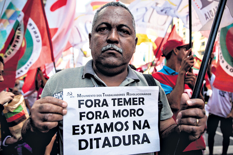 La Central Unica de los Trabajadores (CUT), vinculada al PT, ayer reunió a miles de personas en la Avenida Paulista. (Fuente: EFE)