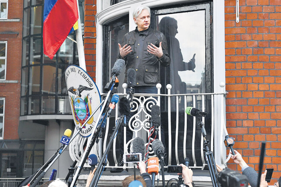 Desde el balcón de la embajada, Assange afirmó que la decisión es una “importante victoria”. (Fuente: EFE)