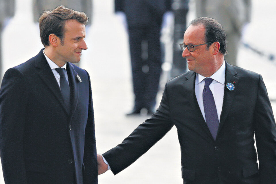El electo presidente Macron participa junto a Hollande de un homenaje a las víctimas de la Segunda Guerra Mundial. (Fuente: EFE)