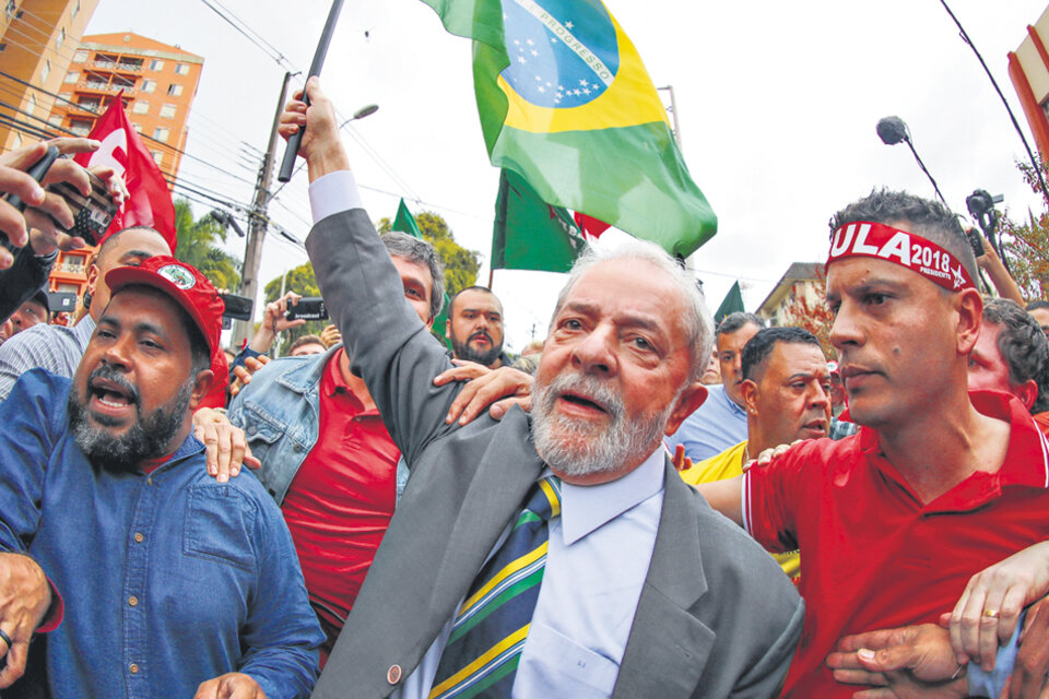 Antes de ingresar al juzgado, Lula se detuvo a saludar a sus seguidores que habían llegado de todo el país. (Fuente: AFP)