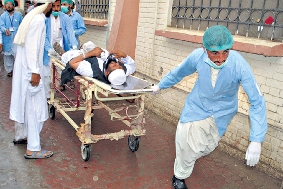 Uno de los heridos en el atentado llega al hospital de Quetta para recibir tratamiento. (Fuente: EFE)