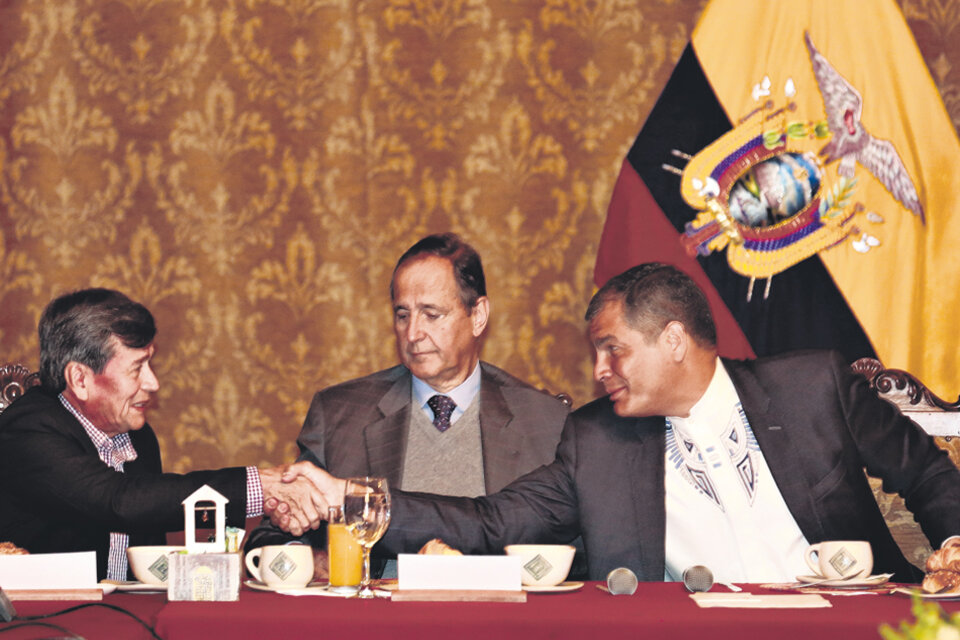 Juan Restrepo, delegado del gobierno, Pablo Beltrán del ELN y Correa ayer en Quito. (Fuente: EFE)