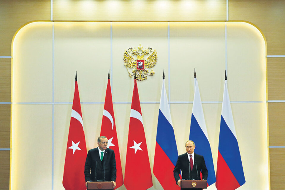 Los presidentes de Turquía y Rusia, Erdogan y Putin, apoyaron la existencia de “zonas seguras” en Siria. (Fuente: EFE)