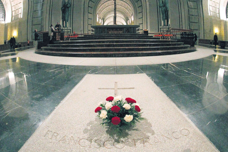 El Parlamento instó a que se saque a Franco del Valle de los Caídos.