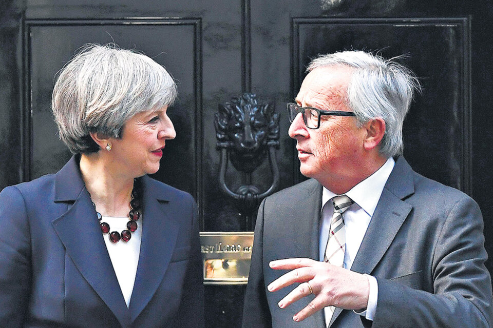 Theresa May y el presidente de la Comisión Europea, Jean Claude Juncker, se reunieron días atrás. (Fuente: EFE)