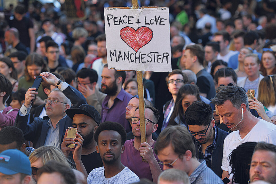 Miles de personas asistieron a un acto en el centro de Manchester en homenaje a las decenas de víctimas. (Fuente: AFP)