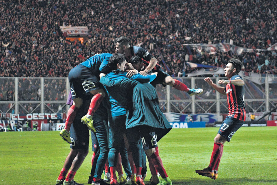 Los jugadores de San Lorenzo se amontonan para festejar la clasificación. (Fuente: AFP)