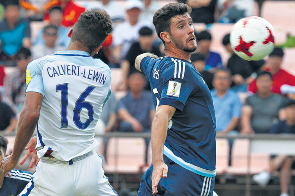 Santiago Ascacíbar para de pecho la pelota en el partido del sábado ante Inglaterra. (Fuente: EFE)