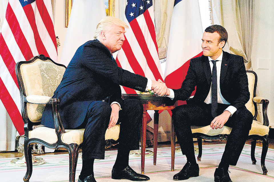 En su primera cumbre de la OTAN Trump se saludó con el flamante presidente Macron. (Fuente: EFE)
