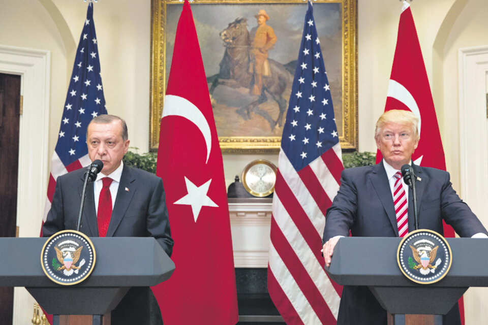 Trump recibió a Erdogan en la Casa Blanca: se felicitaron por sus éxitos electorales. (Fuente: EFE)