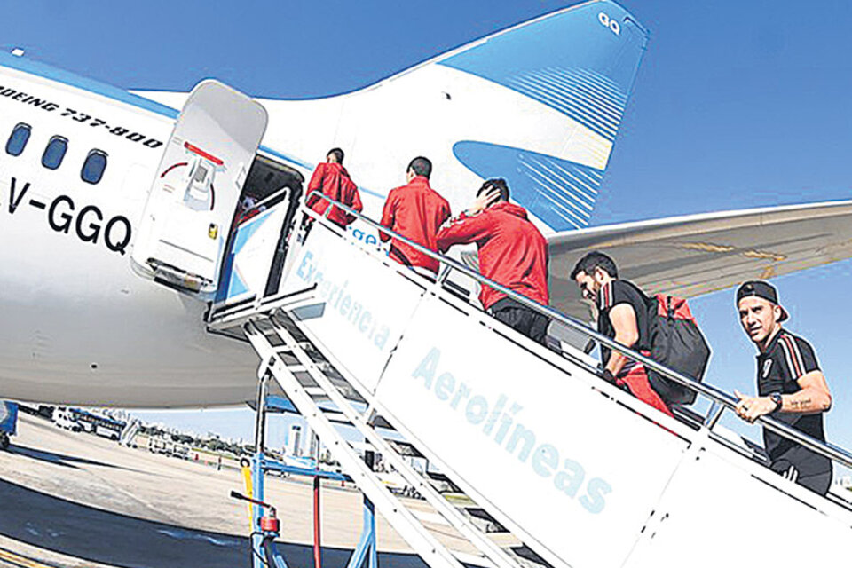 Los jugadores abordan el avión que los traslada a la ciudad de Arequipa.