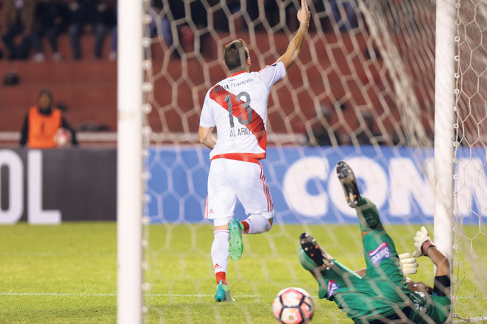 Alario festeja la apertura del marcador y su tercer gol en la Copa. (Fuente: EFE)