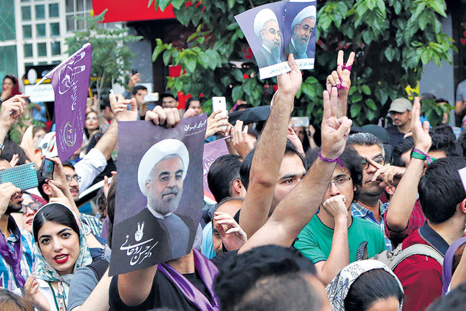 Simpatizantes de Rohani festejaron su triunfo electoral ayer en Teherán.