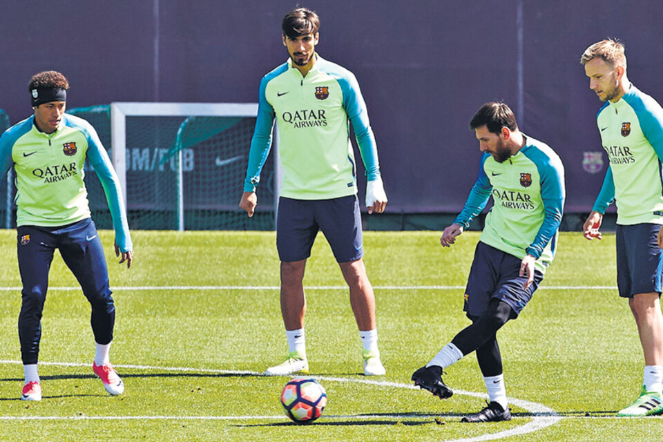 Lejos de Zurich, ayer Messi entrenó con el Barcelona preparando el partido ante Villarreal. (Fuente: EFE)