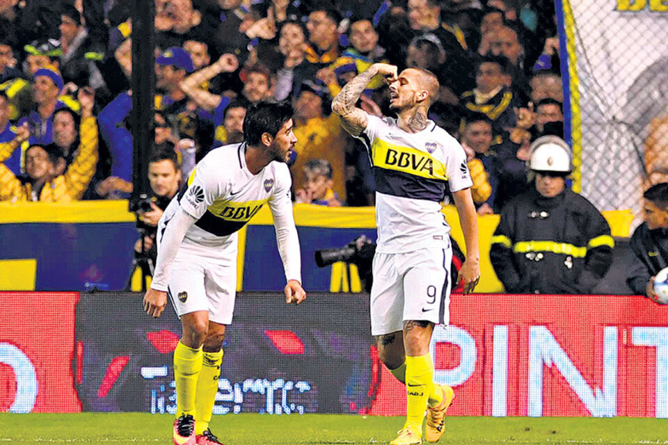 Benedetto festeja su gol, y Pérez se acerca para compartir la alegría. (Fuente: Télam)