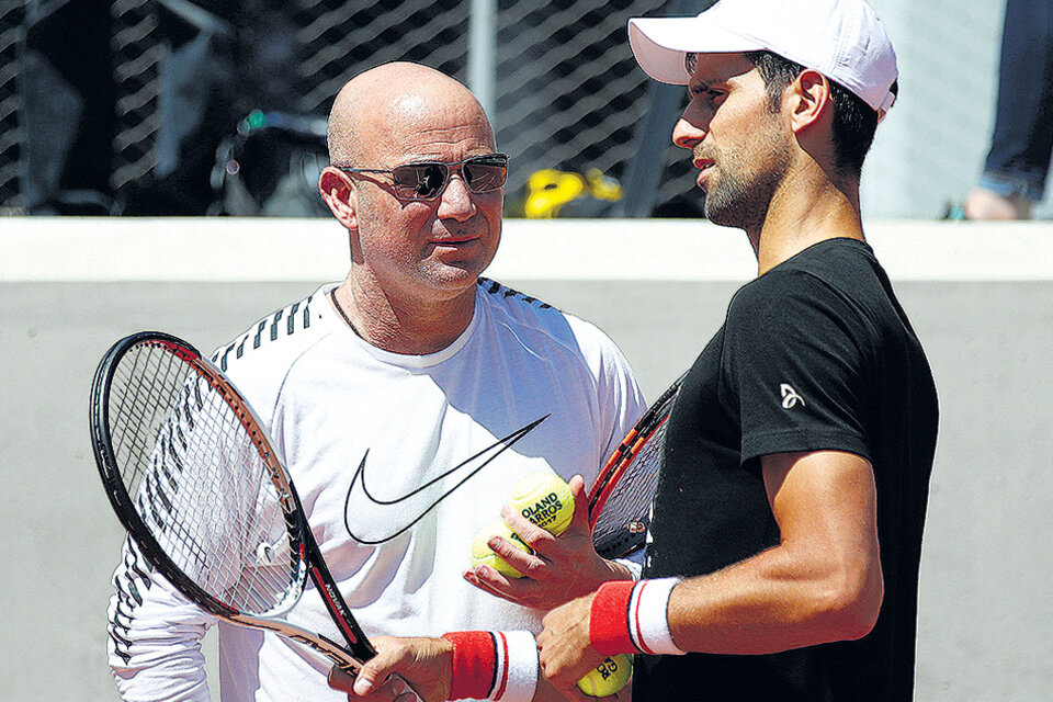El serbio Novak Djokovic y el estadounidense Andre Agassi, su flamante entrenador. (Fuente: EFE)