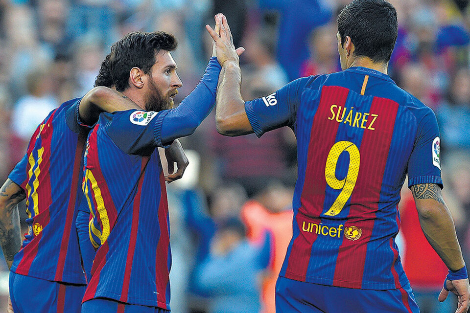 Messi festeja con Suárez y Neymar, el trío goleador en el Camp Nou.
