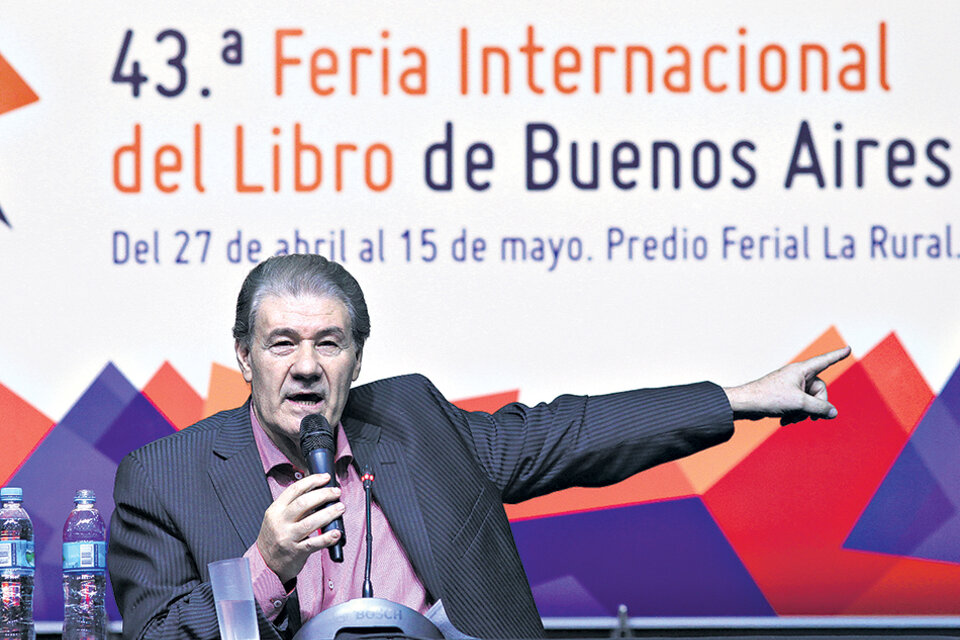 “Este libro tiene una forma de novela, he recorrido todas las voces posibles”, explicó Víctor Hugo. (Fuente: Bernardino Avila)