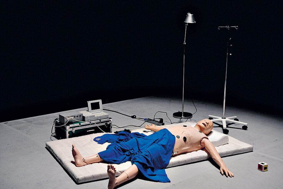 En su performance, el coreano Geumhyung Jeong trabaja la relación entre cuerpo humano y objetos.