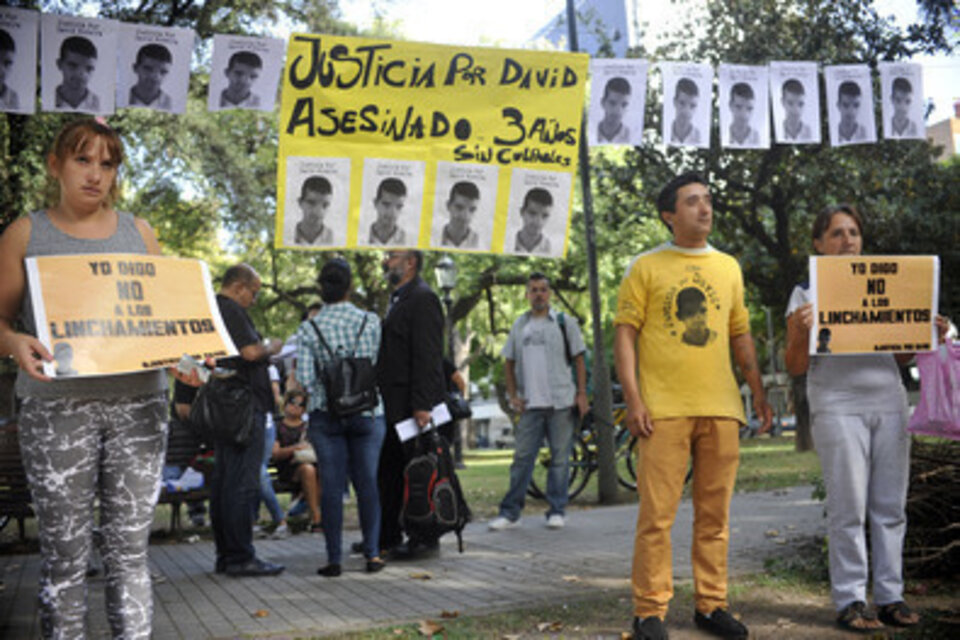 Familiares de David Moreira reclamaron justicia ayer frente a los tribunales. (Fuente: Andres Macera)