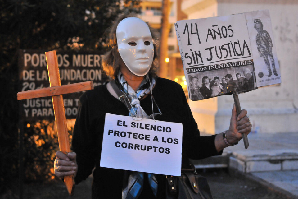 "Vamos a seguir gritando: '¡Justicia por nuestros muertos. Cárcel a los inundadores!'", gritaron. (Fuente: Eduardo Seval)