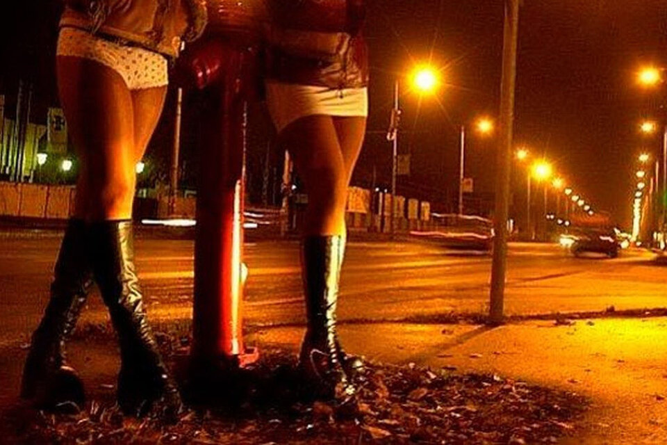 Desde el cierre de cabarets y whiskerías en Rosario, la calle aumentó la oferta sexual.