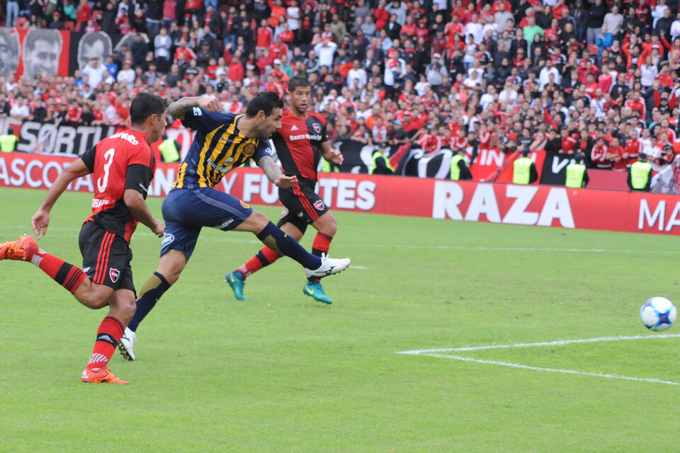 El "Chaqueño" Herrera marca el tercer gol para asegurar la enorme victoria canaya en el Coloso del Parque. (Fuente: Alberto Gentilcore)