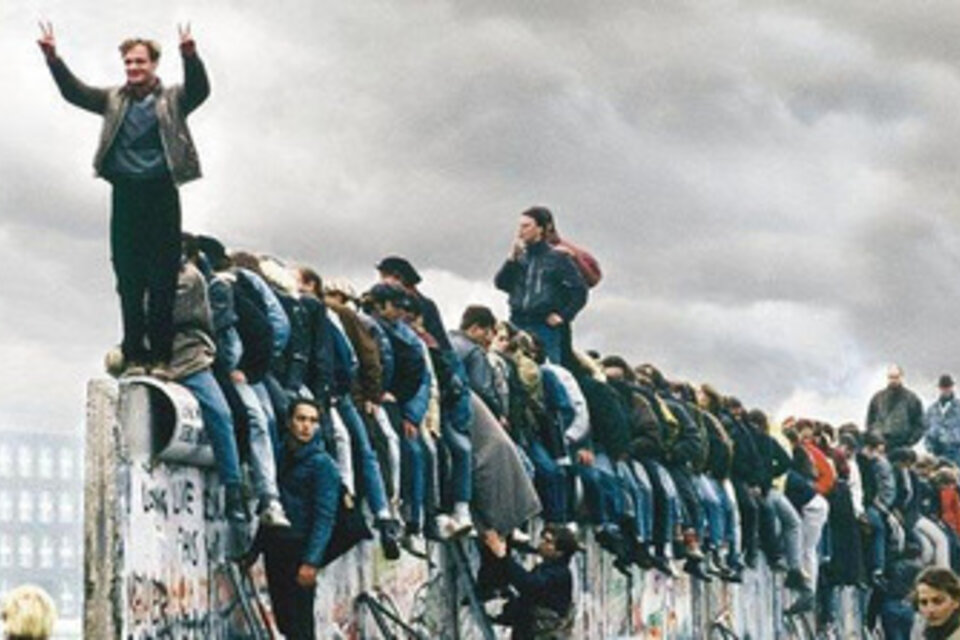 Tiempo "post totalitario" desde 1989 con la caída del muro de Berlín.