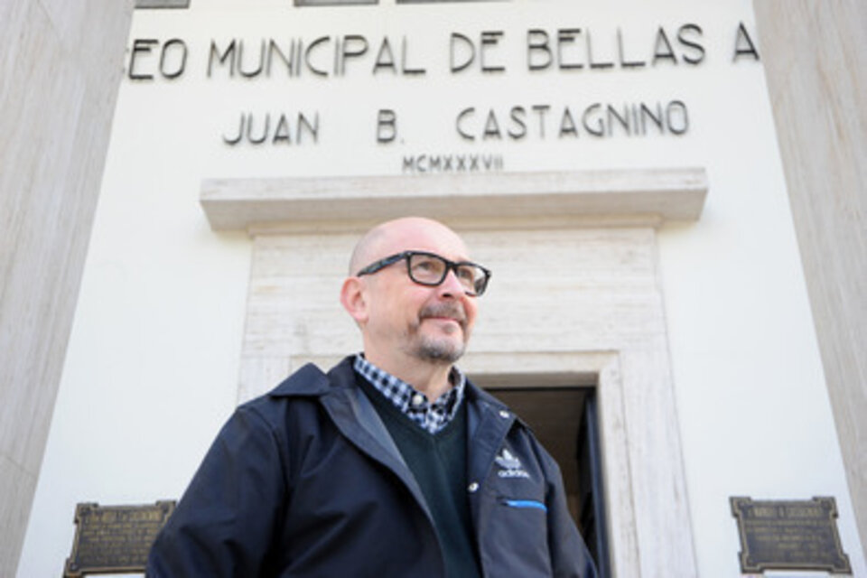 El arquitecto y artista plástico Raúl D'Amelio, frente al Museo que ahora dirigirá. (Fuente: Alberto Gentilcore)