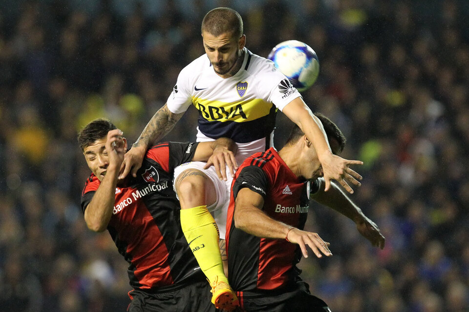 Benedetto se impuso ante el fondo de Newell's y marcó el gol del triunfo para Boca. (Fuente: Fotobaires)