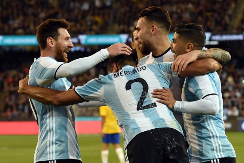 El festejo tras el gol de Mercado, el primero de Argentina en la era Sampaoli. (Fuente: AFP)