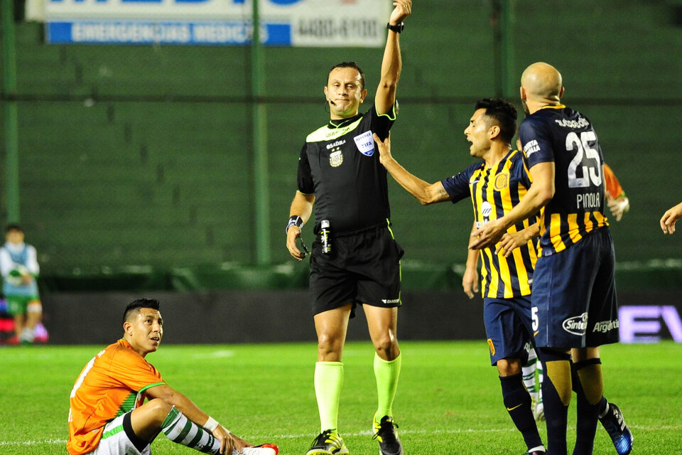 El árbitro Darío Herrera se apresuró en la roja a Pinola y condenó a Central a jugar con diez casi todo el partido.